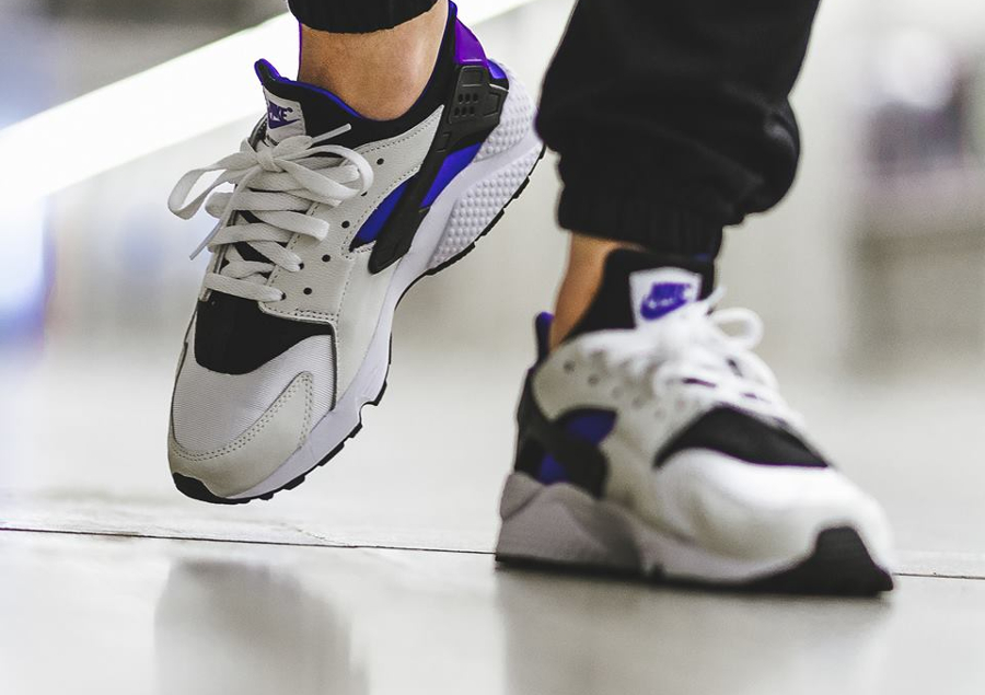 http://shoesbrend.ru/images/upload/Chaussure-Nike-Air-Huarache-91-QS-White-Purple-Punch-on-feet-lanière-bicolore-noire-et-violet-1.jpg